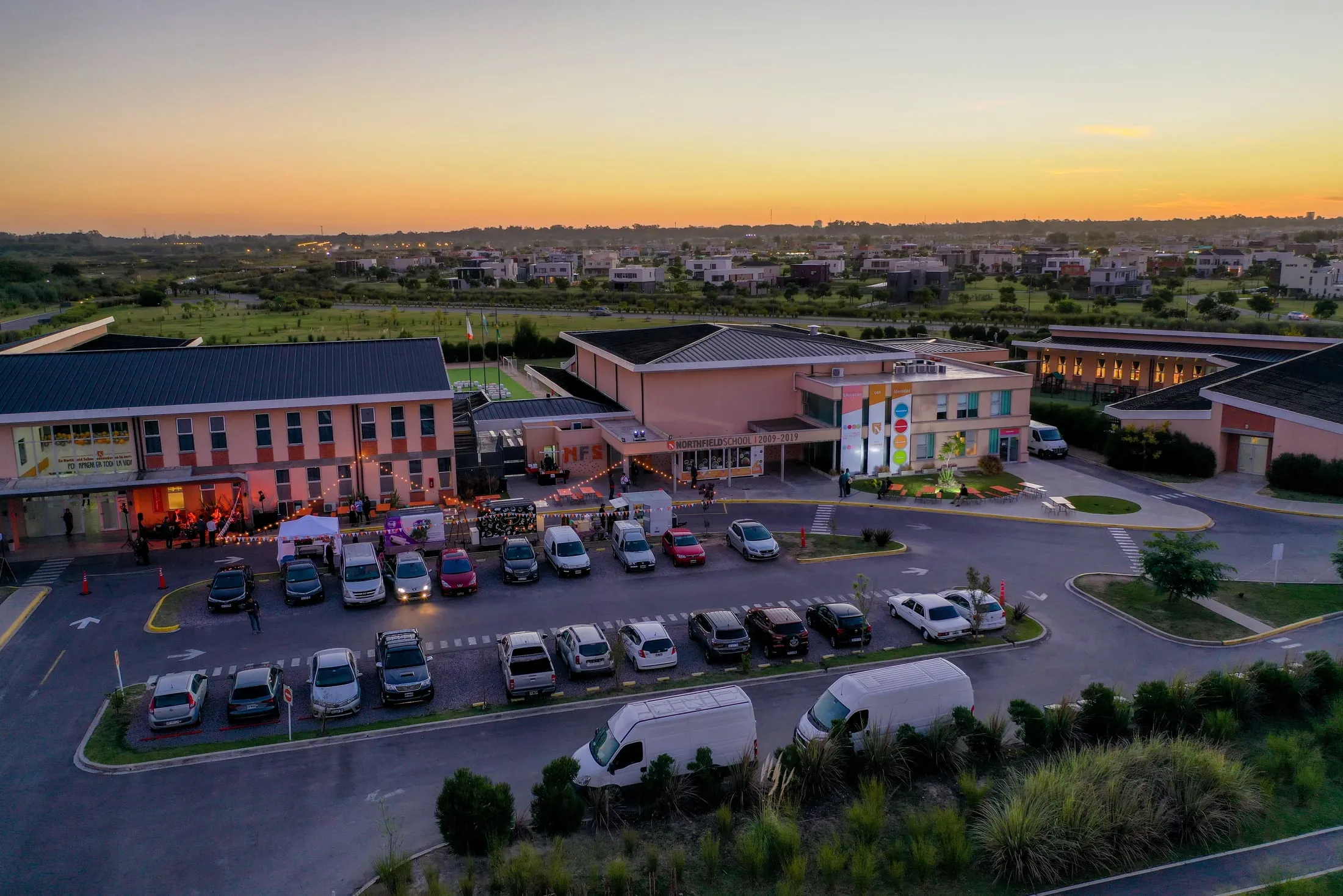 Northfield School Puertos desde el aire, al atardecer, con el campus completo