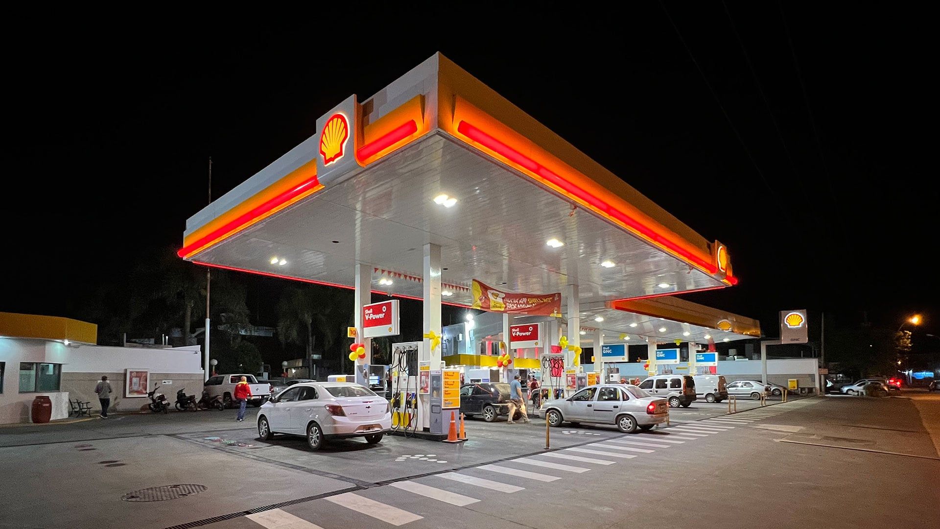 Estación de servicio Shell de noche, con la playa de carga iluminada