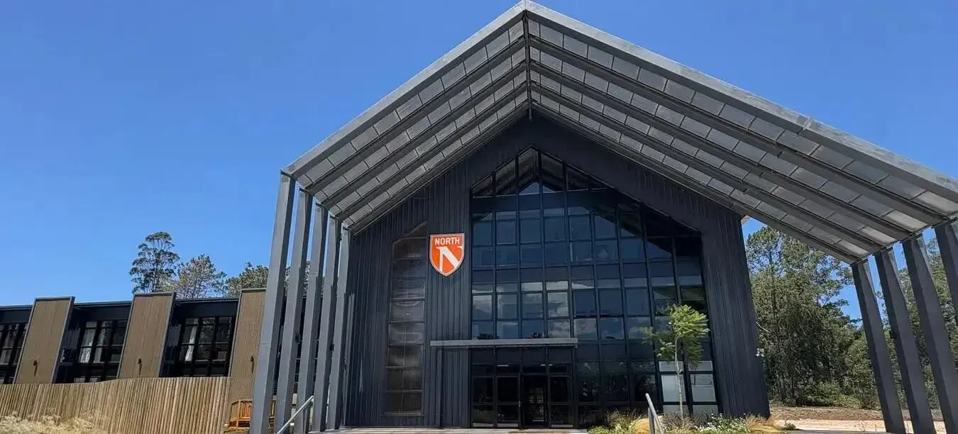 North Schools Punta del Este: el frente del campus con el isologo
