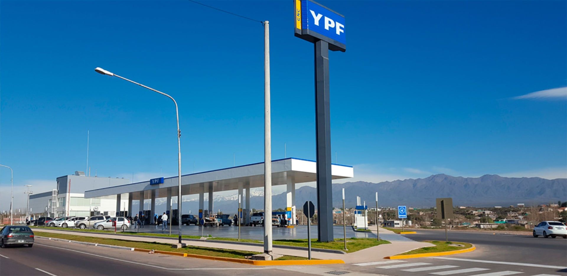 Estación de servicio YPF en Luján de Cuyo, con la cordillera de fondo